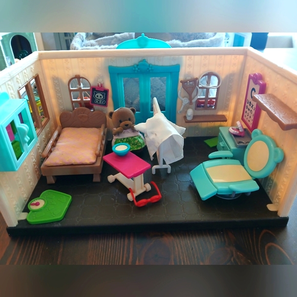 Lil Woodzeez Health Clinic Playset - Picture 1 of 8